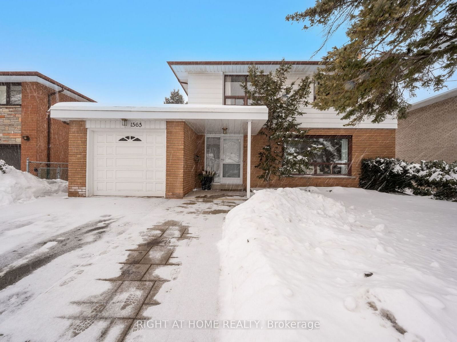 Detached House sold at 1565 Carletta Drive, Mississauga, Lakeview, L4X 1E2 - MLS: W11975084