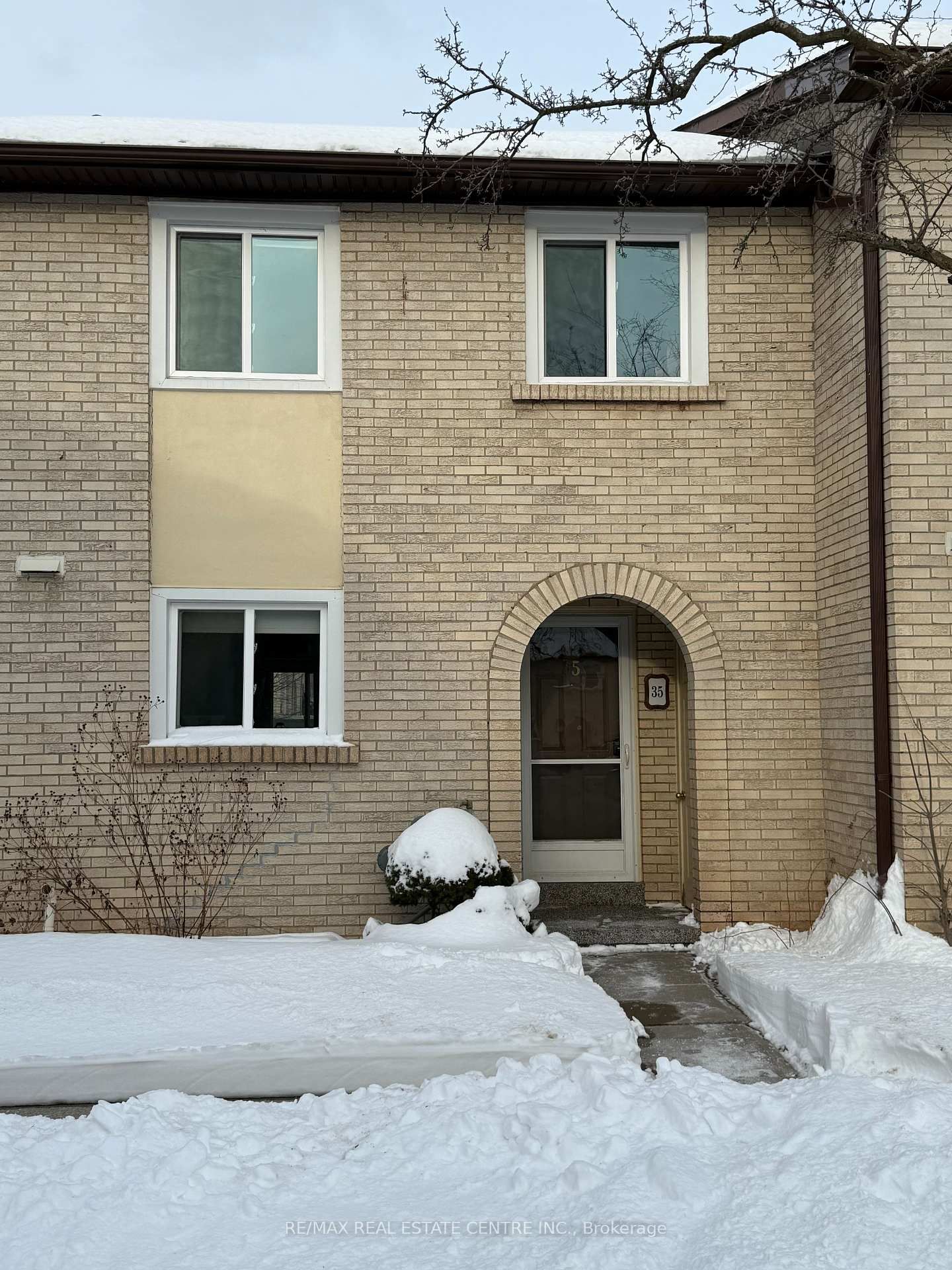 Townhouse sold at 35-41 Nadia Place, Oakville, College Park, L6H 1K1 - MLS: W11975174