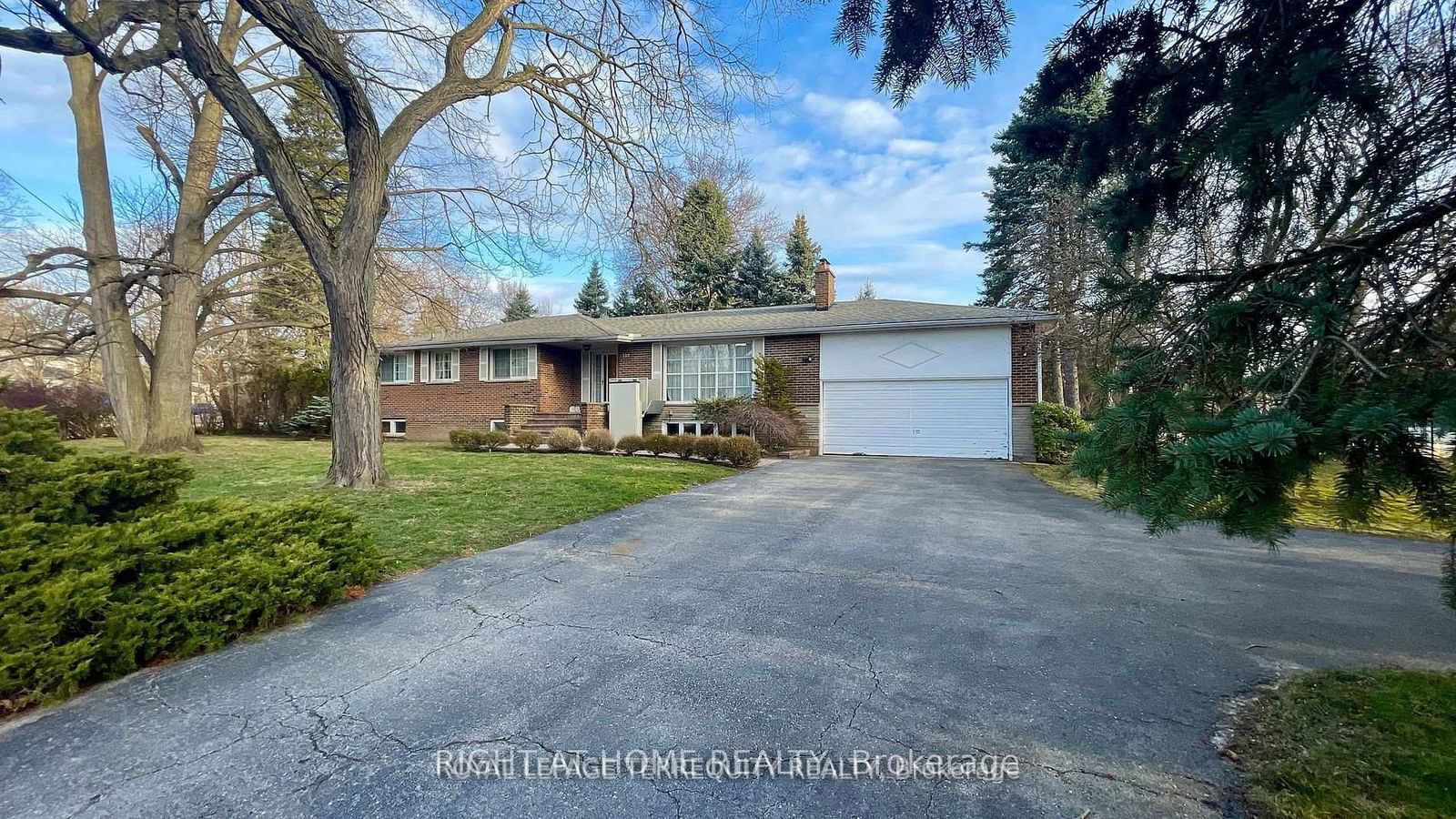 Detached House for lease at 139 Sandwell Drive, Oakville, 1017 - SW Southwest, L6L 4P1 - MLS: W11976216