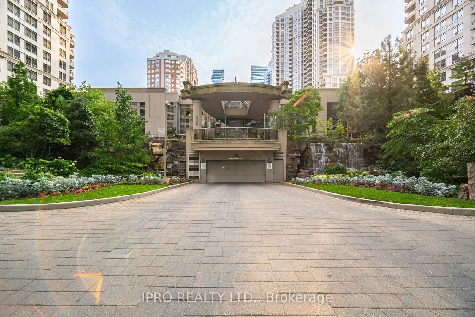 Condo sold at 2431-3888 Duke Of York Boulevard, Mississauga, City Centre, L5B 4P5 - MLS: W11976460