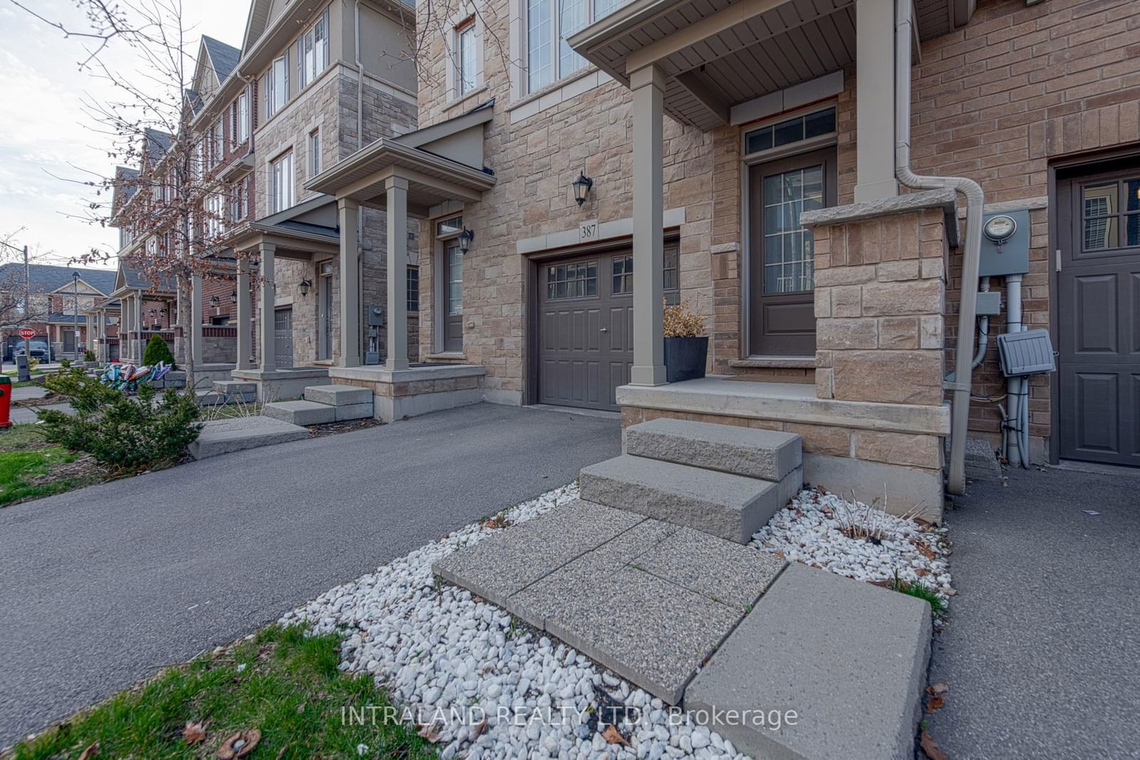 Townhouse for sale at 389 Hardwick Common Drive, Oakville, Rural Oakville, L6H 0P7 - MLS: W11976586