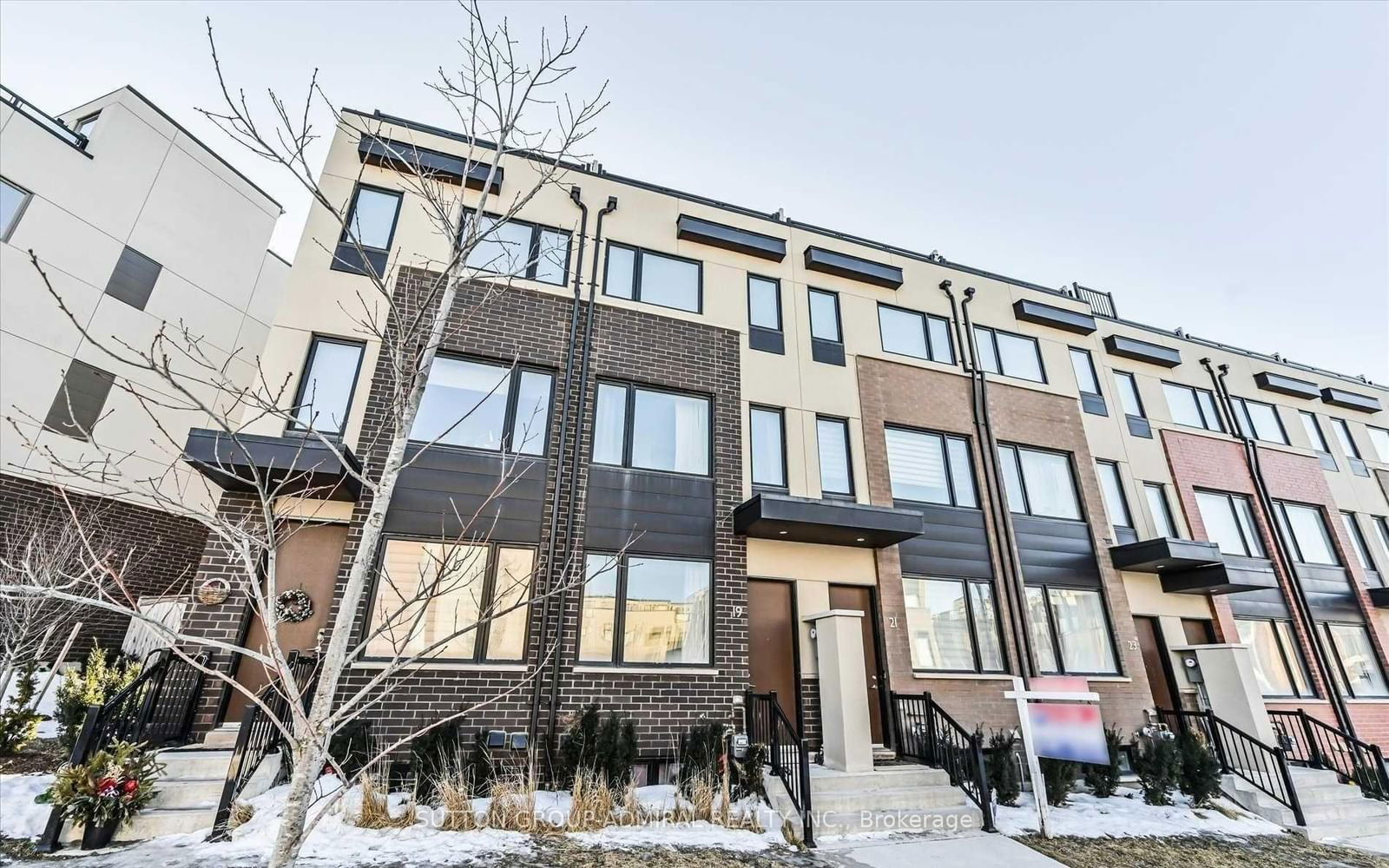 Townhouse for sale at 19 Thomas Mulholland Drive, Toronto, Downsview-Roding-CFB, M3K 0B5 - MLS: W11977102