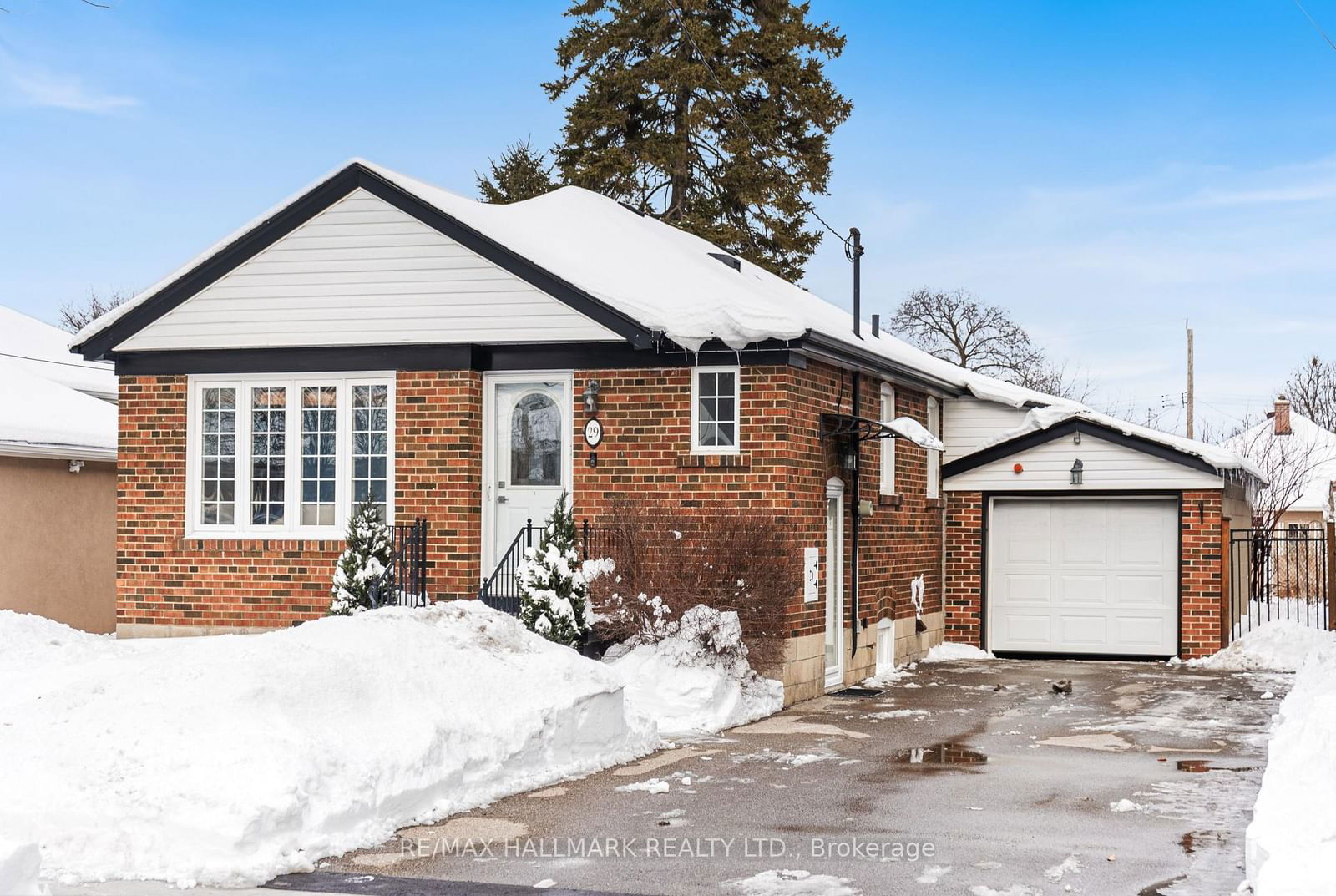 Detached House for sale at 29 Chartwell Road, Toronto, Stonegate-Queensway, M8Z 4E9 - MLS: W11977511