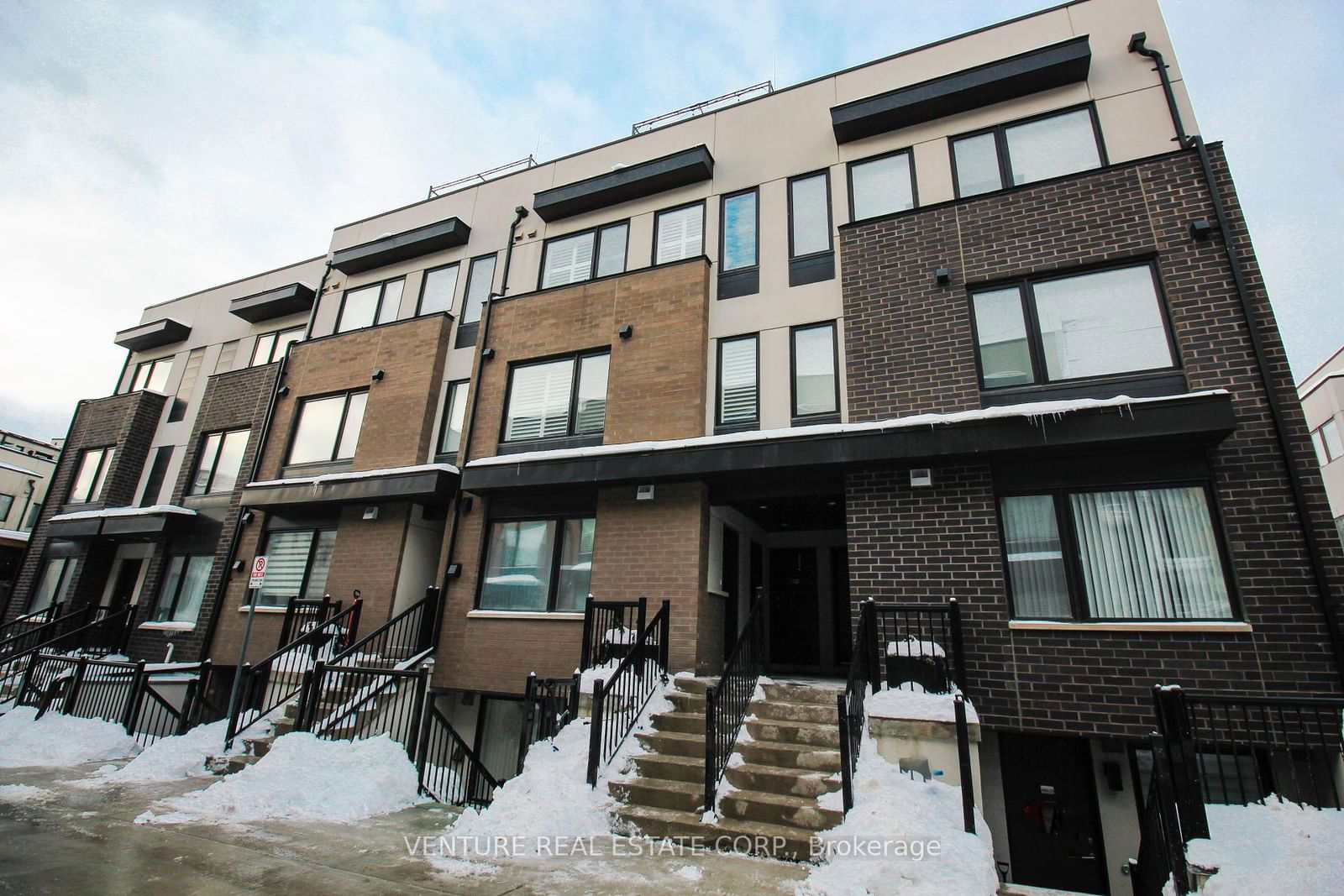 Townhouse for lease at 10-146 William Duncan Road, Toronto, Downsview-Roding-CFB, M3K 0B5 - MLS: W11978061