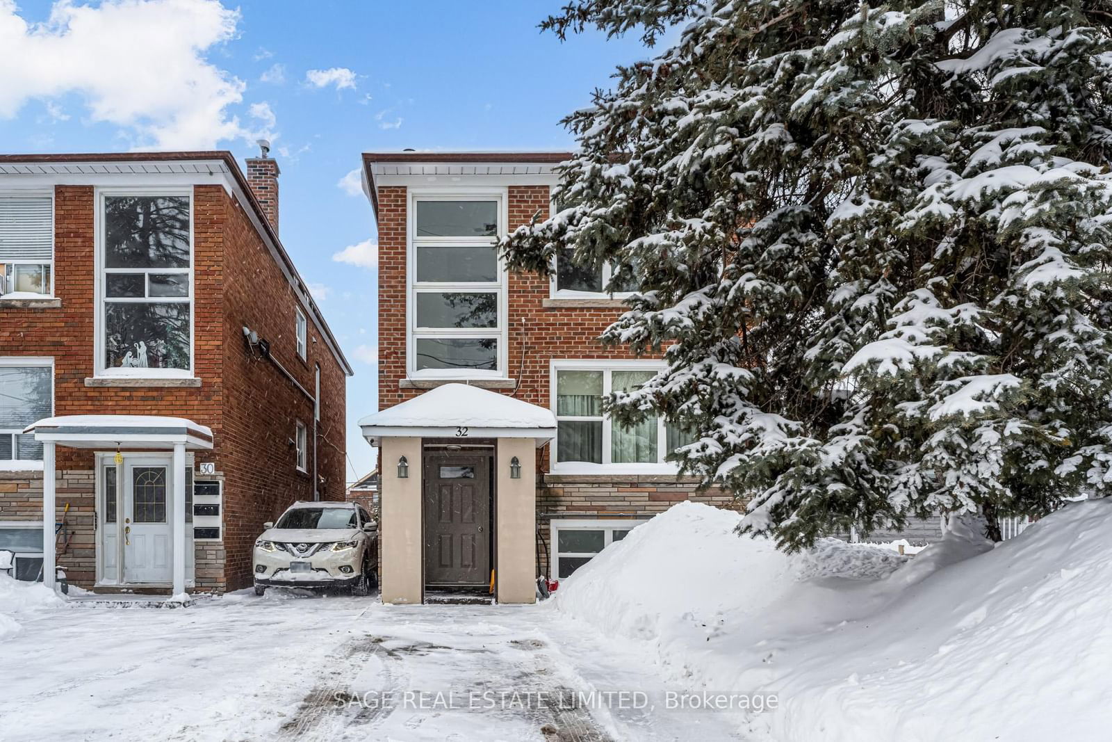 Semi-Detached House for lease at Bsmt-32 Little Boulevard, Toronto, Briar Hill-Belgravia, M6E 4N2 - MLS: W11978777