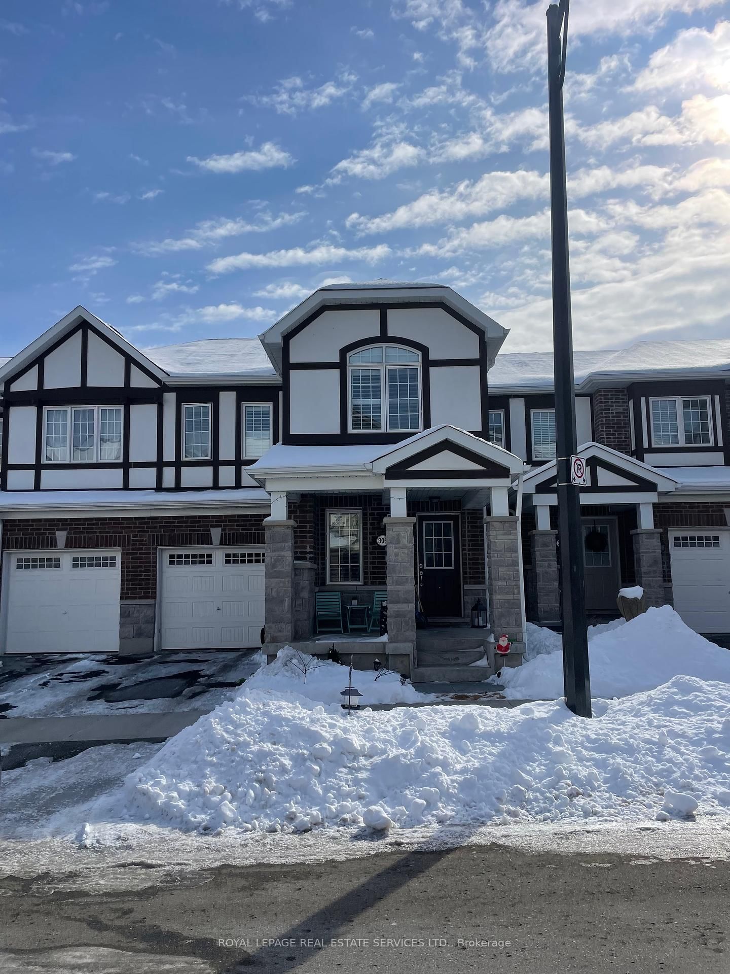 Townhouse for lease at 306 Murlock Heights, Milton, Ford, L9E 1C7 - MLS: W11979190