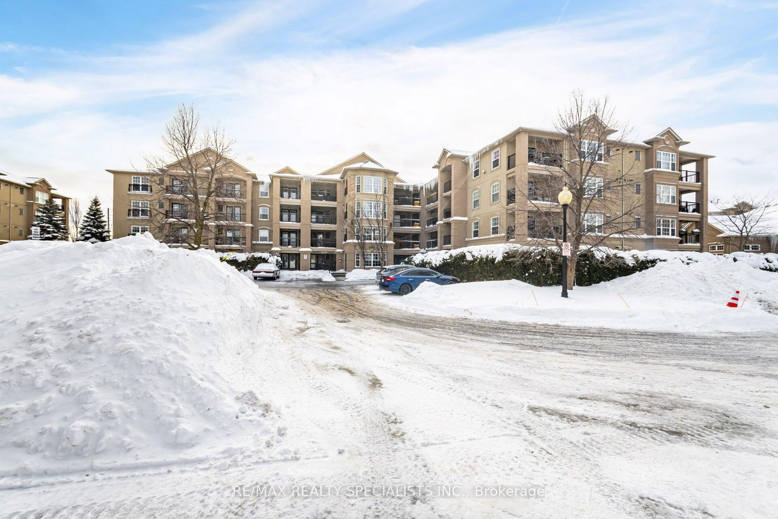 Condo sold at 303-2035 Appleby Line, Burlington, Uptown, L7L 7G8 - MLS: W11979439