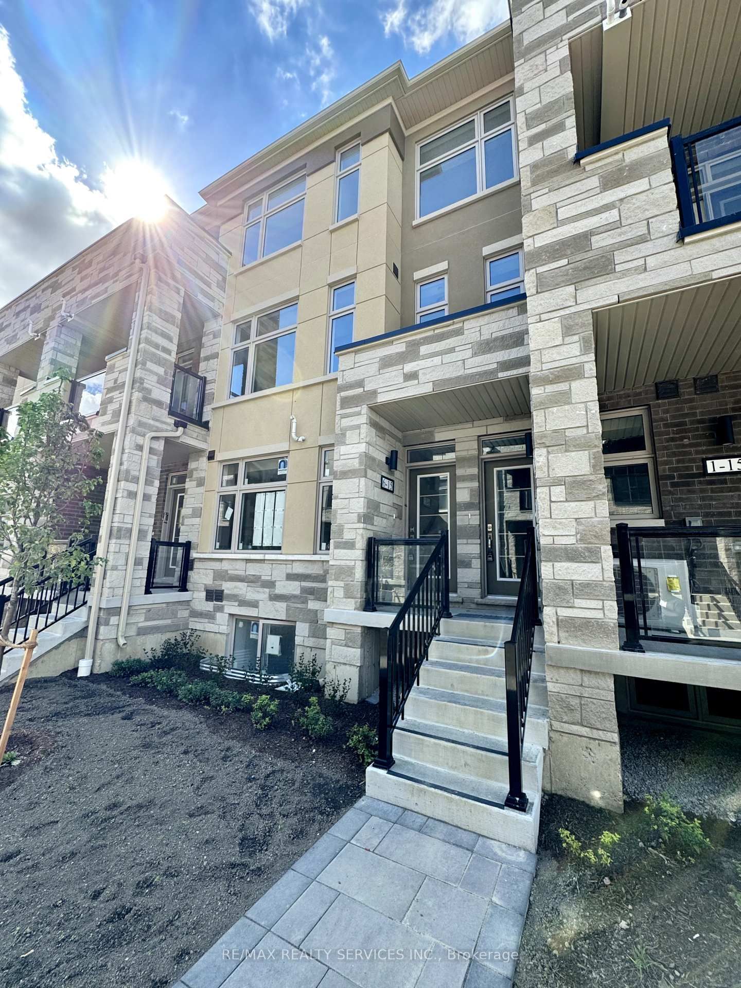 Townhouse for lease at 6-15 Fieldridge Crescent, Brampton, Sandringham-Wellington North, L6R 4G6 - MLS: W11980464