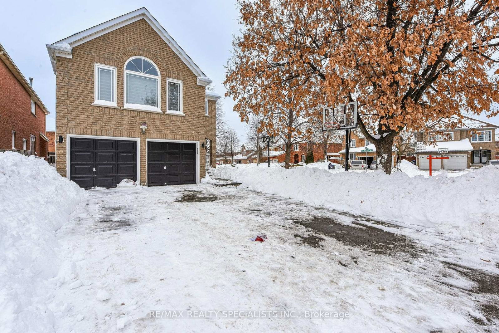 Detached House for sale at 92 Softneedle Avenue, Brampton, Sandringham-Wellington, L6R 1L2 - MLS: W11981086