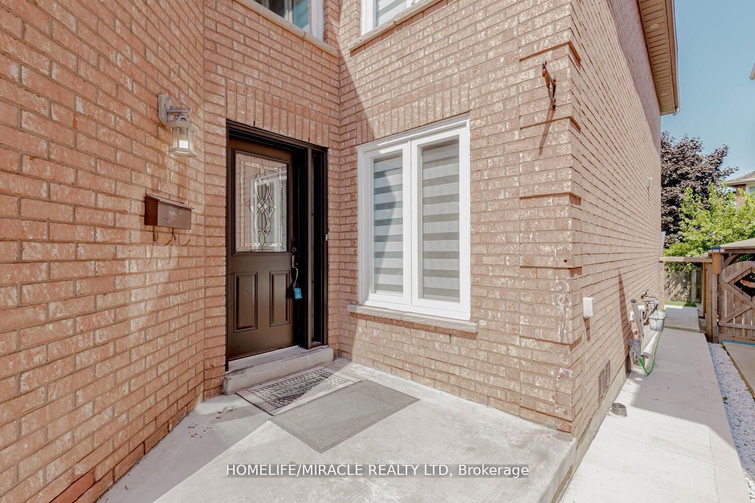 Detached House for sale at 44 Leatherhead Court, Brampton, Westgate, L6S 5E8 - MLS: W11981698