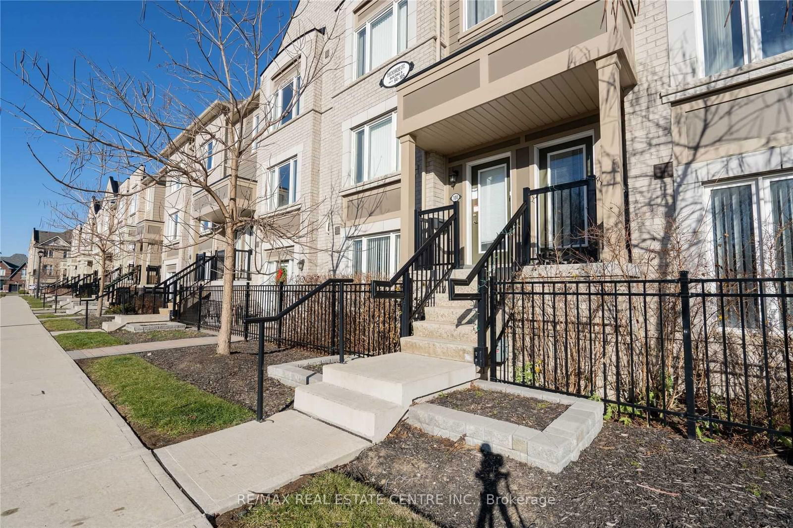 Townhouse for lease at 99-1 Beckenrose Court, Brampton, Bram West, L6Y 6G2 - MLS: W11982876