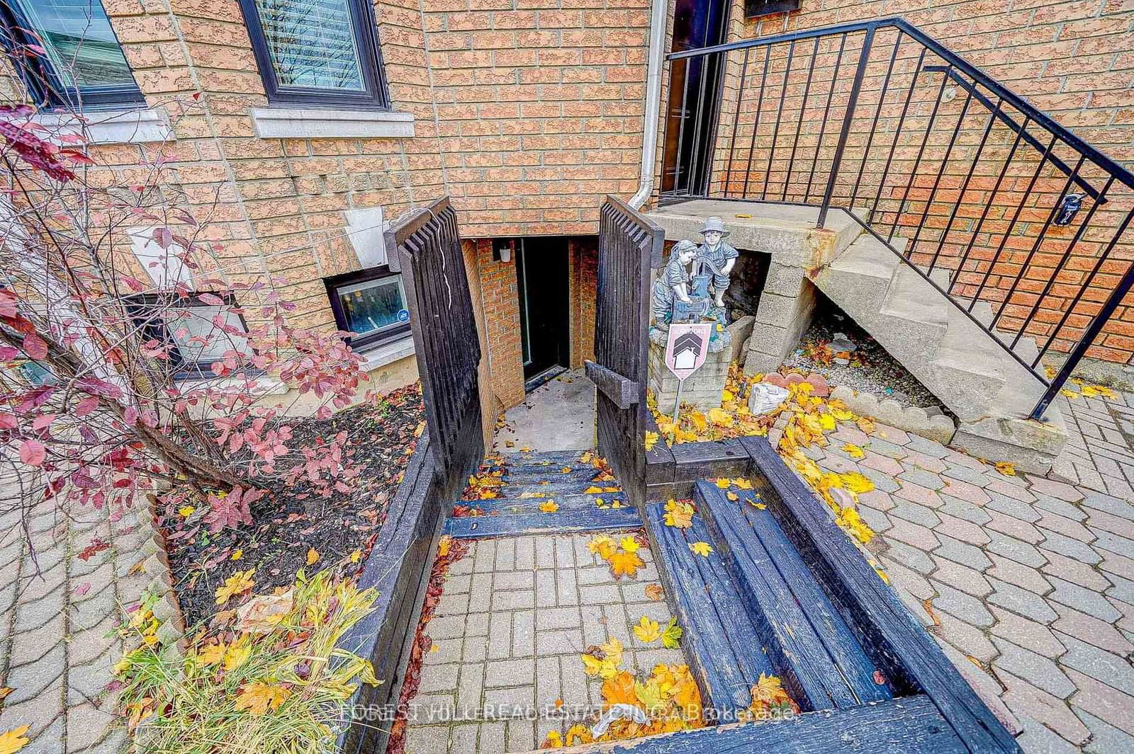 Townhouse for lease at Lower-39A Lippincott Street, Toronto, Weston, M9N 1B2 - MLS: W11983402