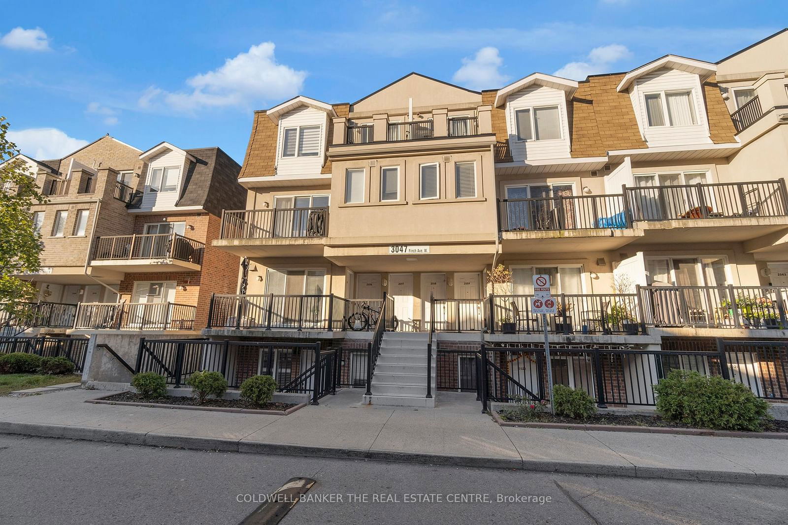 Townhouse for lease at 2057-3047 Finch Avenue, Toronto, Humbermede, M9M 0A5 - MLS: W11984190