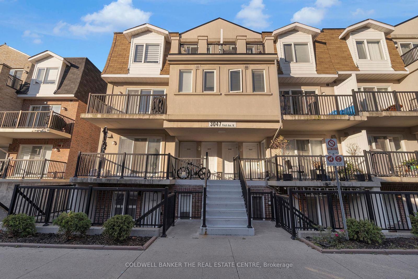 Townhouse for lease at 2057-3047 Finch Avenue, Toronto, Humbermede, M9M 0A5 - MLS: W11984190