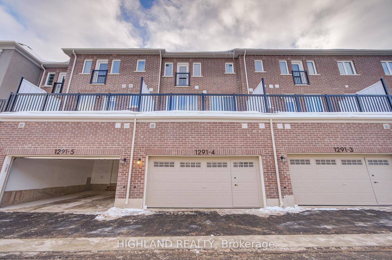 Townhouse for lease at 4-1291 Courtleigh Trail, Oakville, Rural Oakville, L6H 7Y2 - MLS: W11984294