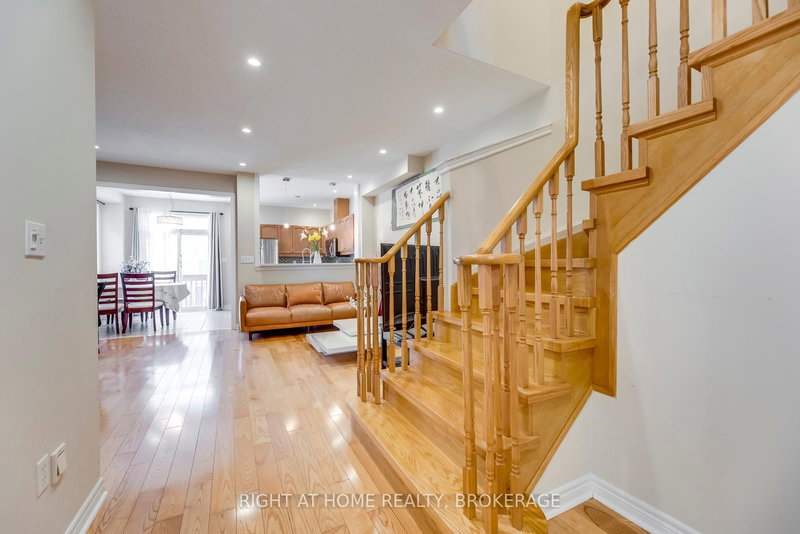 3402 Fountain Park Ave, Mississauga, L5M 7E3 | Image 2
