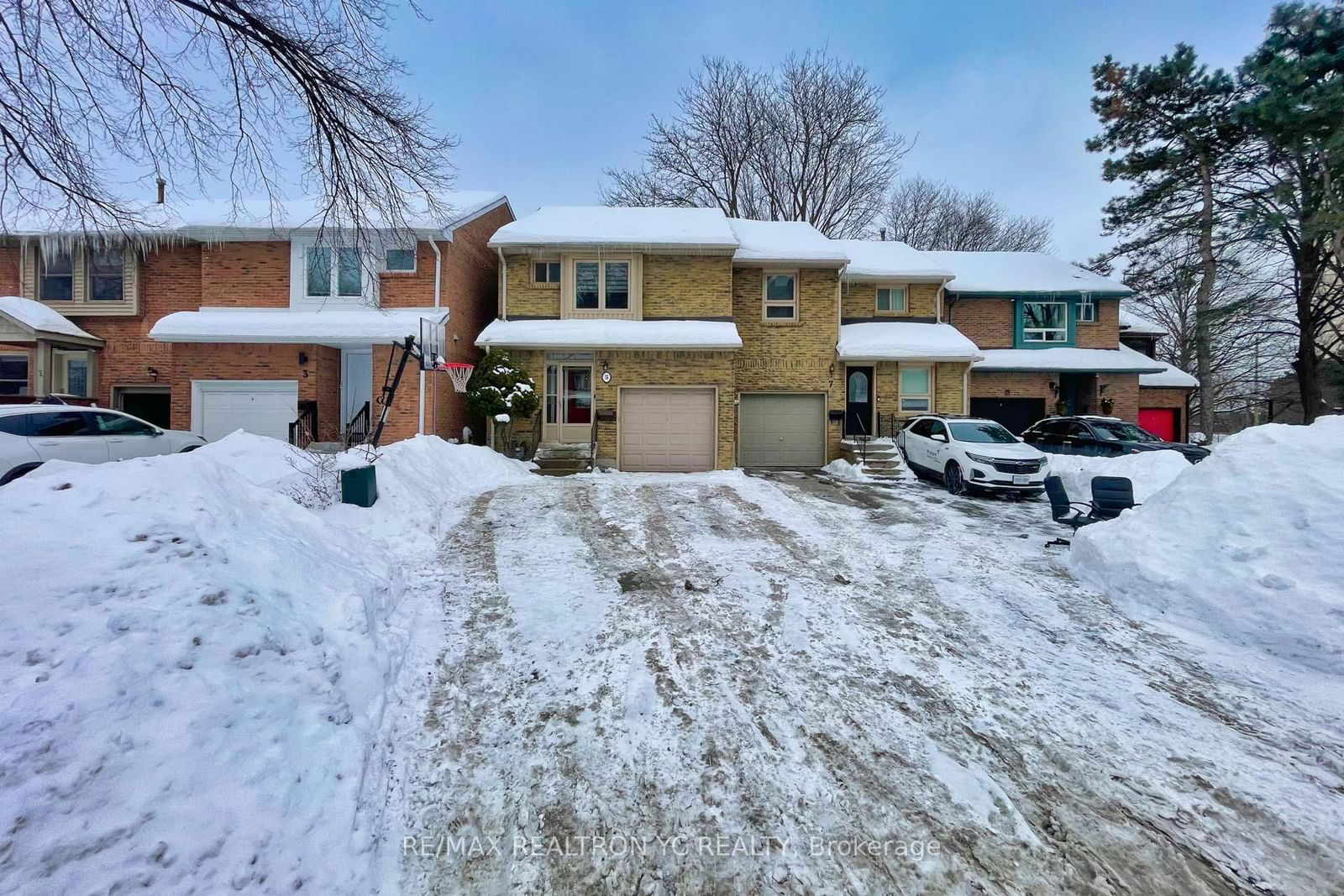 Semi-Detached House sold at 5 Markburn Court, Toronto, Eringate-Centennial-West Deane, M9C 4Y6 - MLS: W11985338