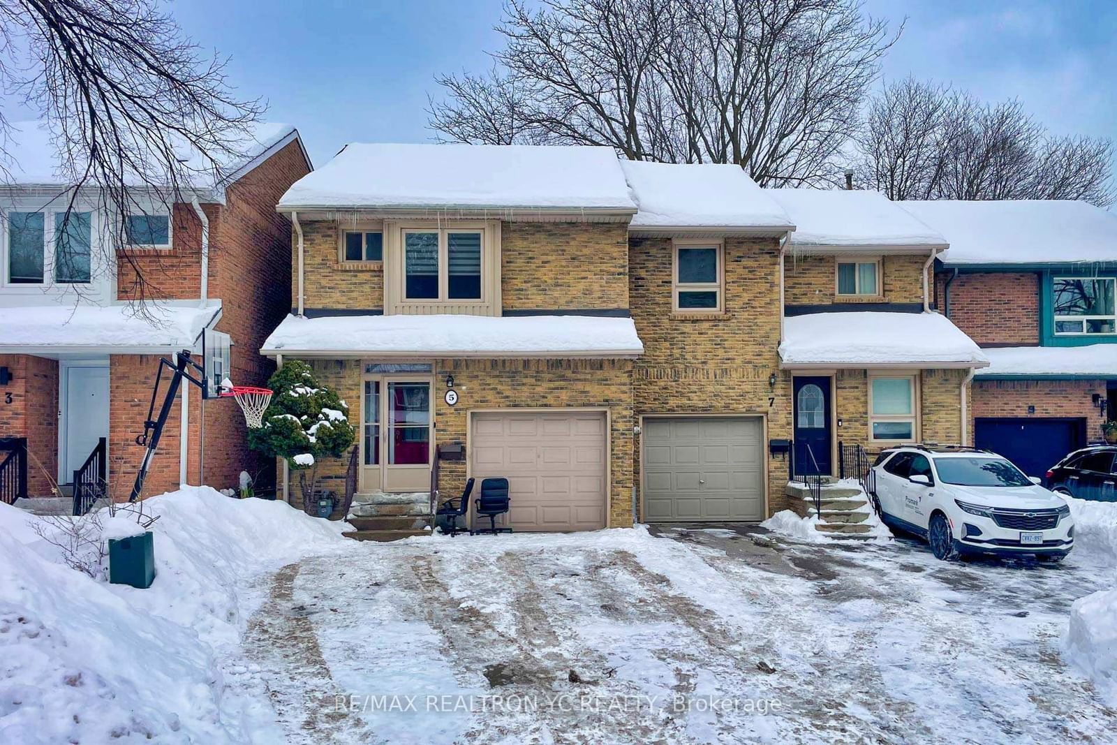 Semi-Detached House sold at 5 Markburn Court, Toronto, Eringate-Centennial-West Deane, M9C 4Y6 - MLS: W11985338