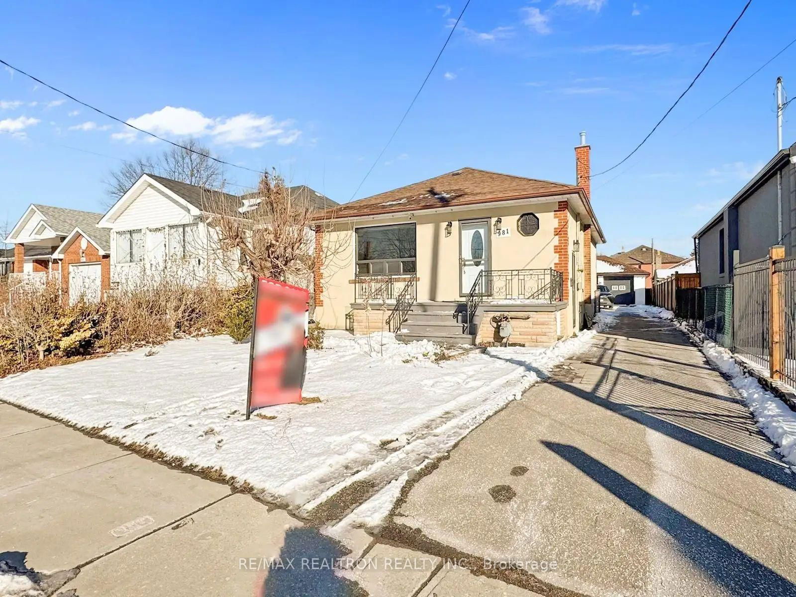 Detached House for sale at 981 Caledonia Road, Toronto, Yorkdale-Glen Park, M6B 3Y7 - MLS: W11985791