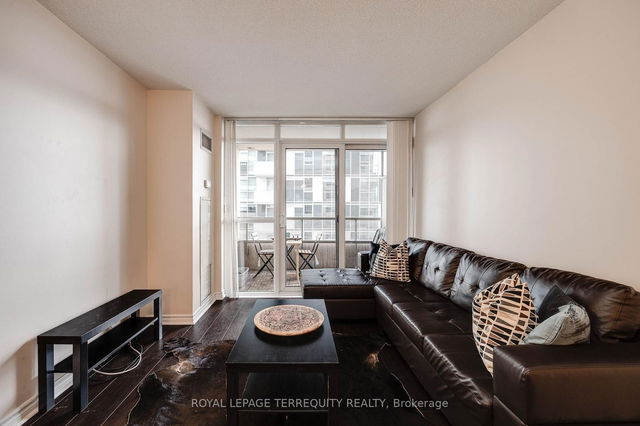 1915 - 5233 Dundas Street W