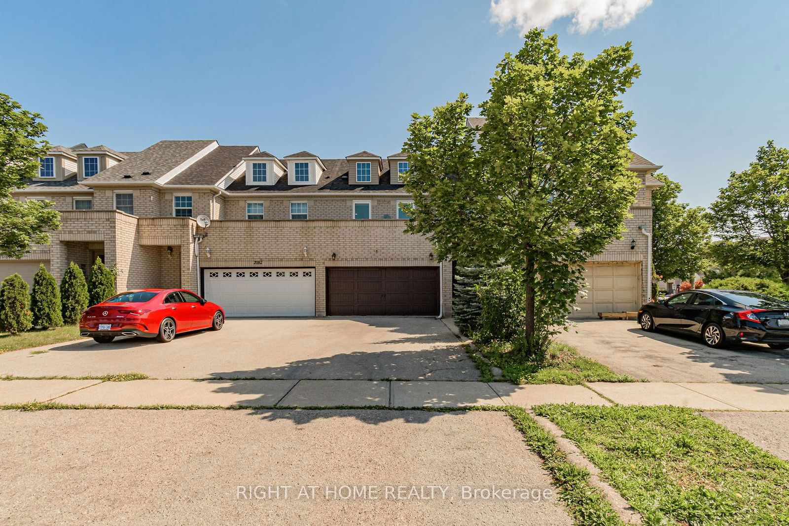 Townhouse for lease at 2084 White Dove Circle, Oakville, 1022 - WT West Oak Trails, L6M 3R6 - MLS: W11986225