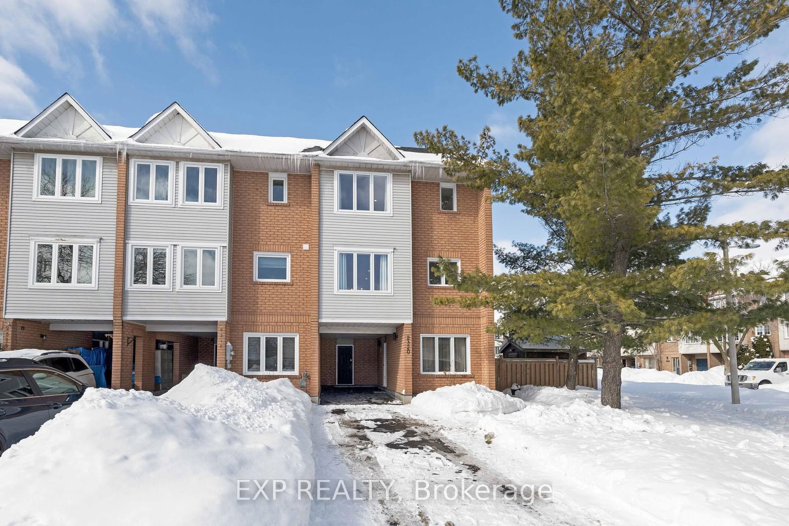 Townhouse for sale at 2320 Strawfield Court, Oakville, 1015 - RO River Oaks, L6H 6C2 - MLS: W11986603