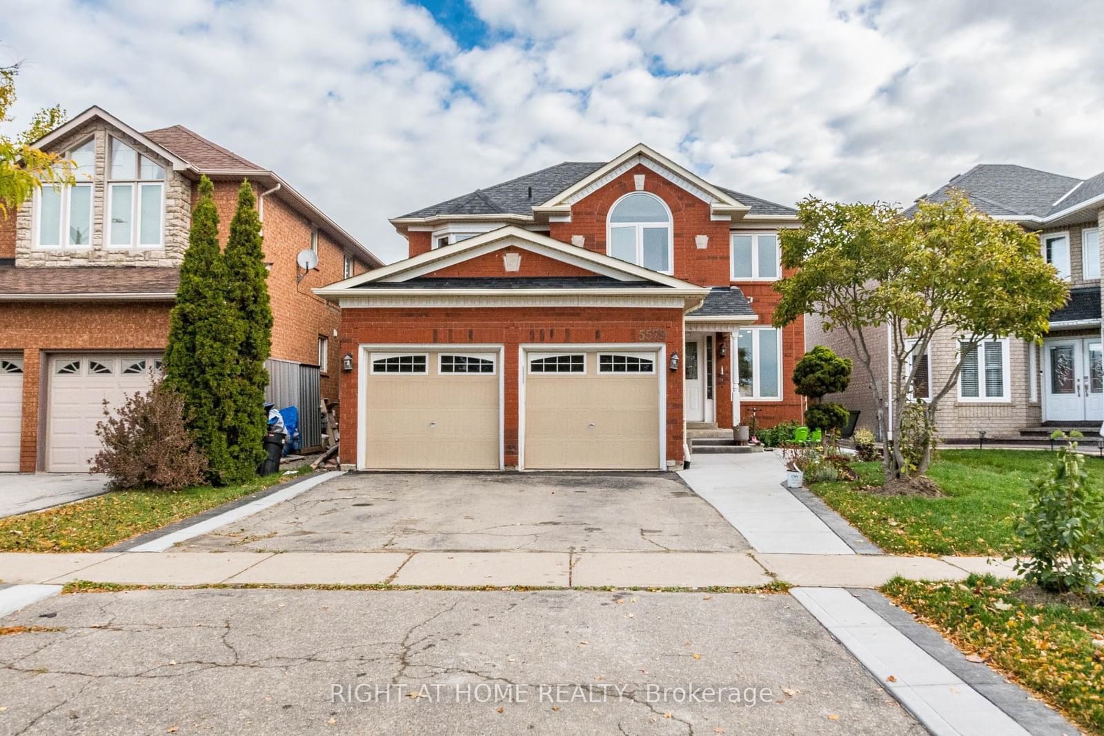 Detached House for lease at Upper-5579 Whitehorn Avenue, Mississauga, East Credit, L5V 2E2 - MLS: W11988179