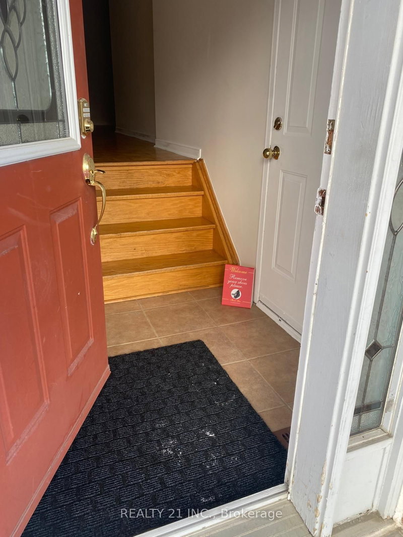 76 Sweet Clover Cres, Brampton, L6R 2Z9 | Image 2