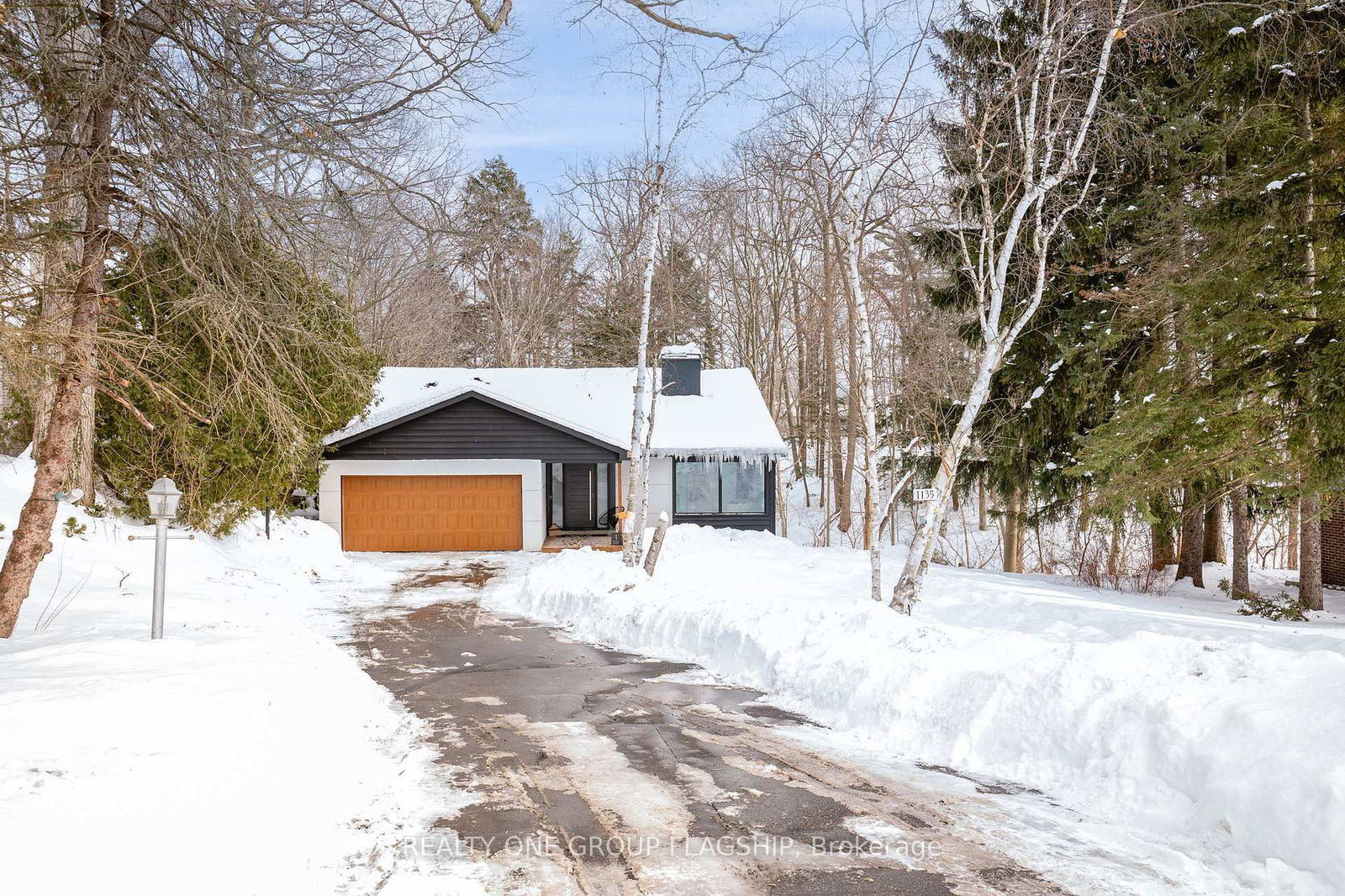 Building at 1135 Greenoaks Drive, Mississauga, Lorne Park