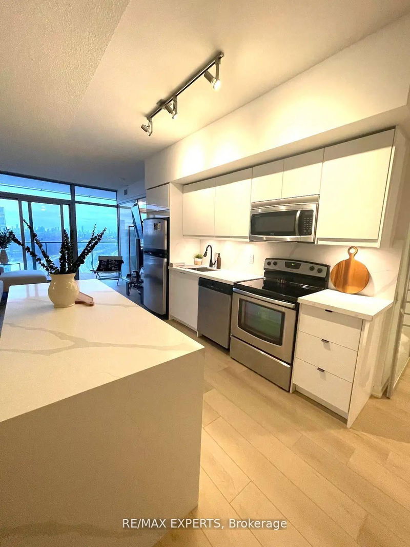 home for lease on 2703-103 The Queensway Avenue