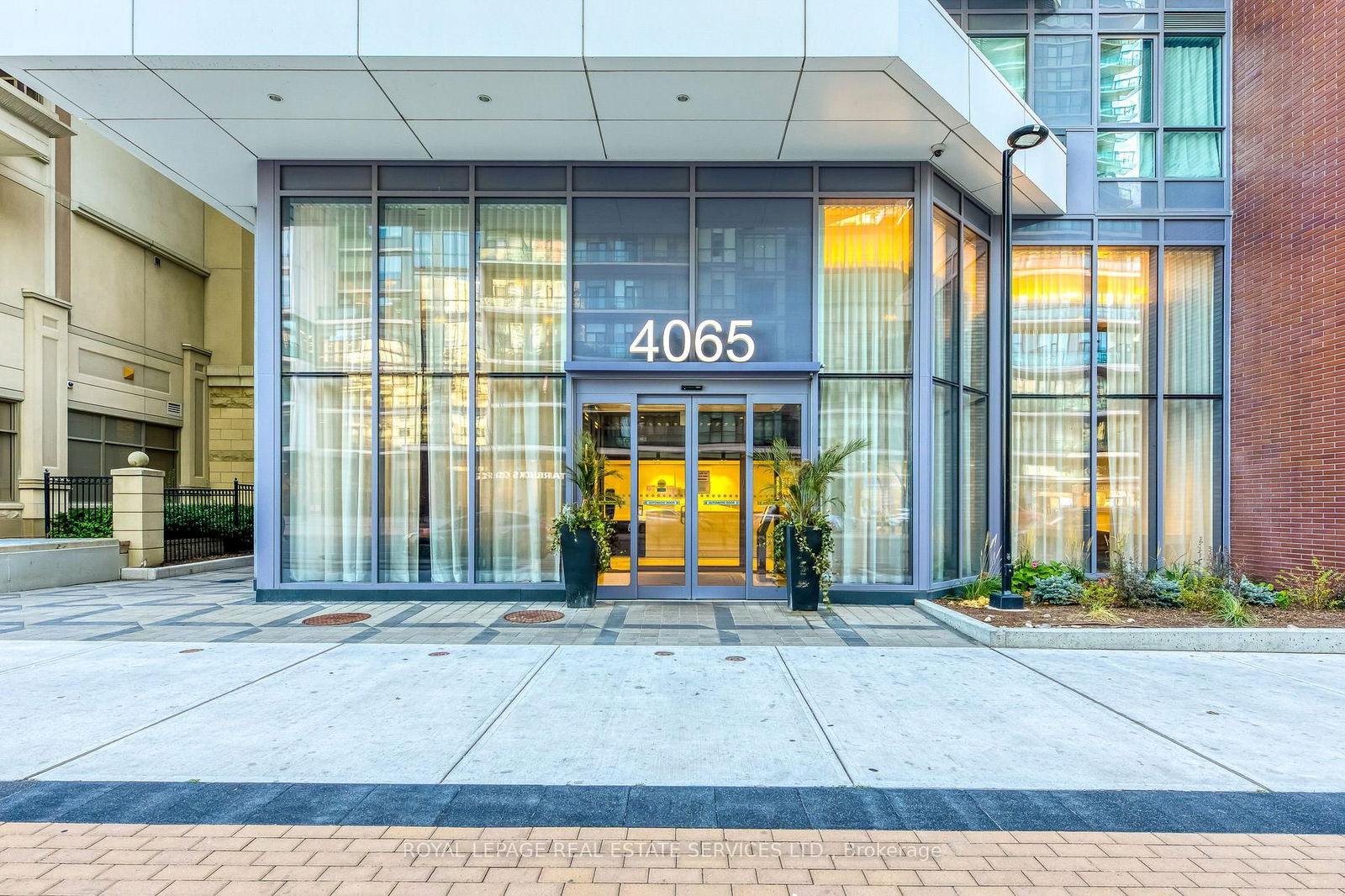 Condo sold at 1009-4065 Confederation Pkwy, Mississauga, City Centre, L5B 0L4 - MLS: W11989137