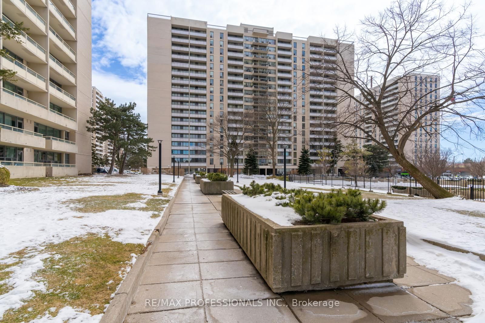 Condo for sale at 2107-360 Ridelle Avenue, Toronto, Briar Hill-Belgravia, M6B 1K1 - MLS: W11989501