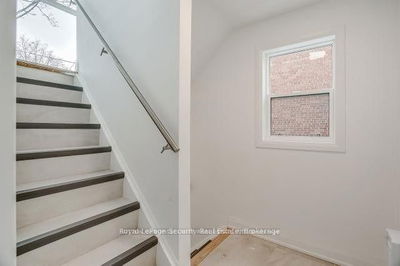 Unit 2 — 109 Stephen Dr, Toronto - Stonegate-Queensway image-0-2