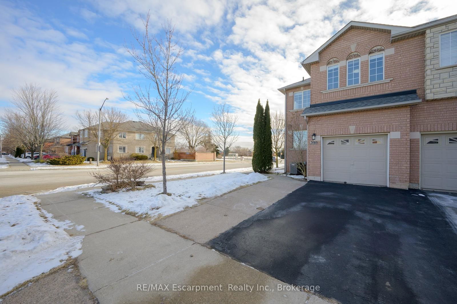 Semi-Detached House for sale at 2010 Blue Jay Boulevard, Oakville, West Oak Trails, L6M 3W2 - MLS: W11990254