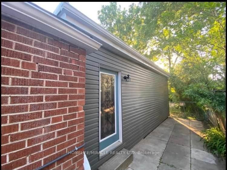 home for lease on 2-2021 Edinburgh Drive