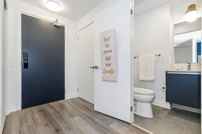 820 - 395 Dundas St W, Oakville, L6M 4M2 | Image 2