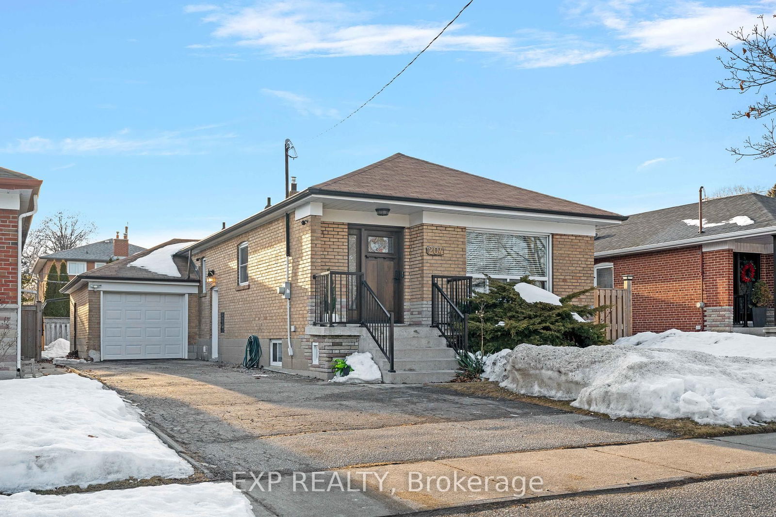 Detached House sold at 204 North Carson Street, Toronto, Alderwood, M8W 4E2 - MLS: W11991409