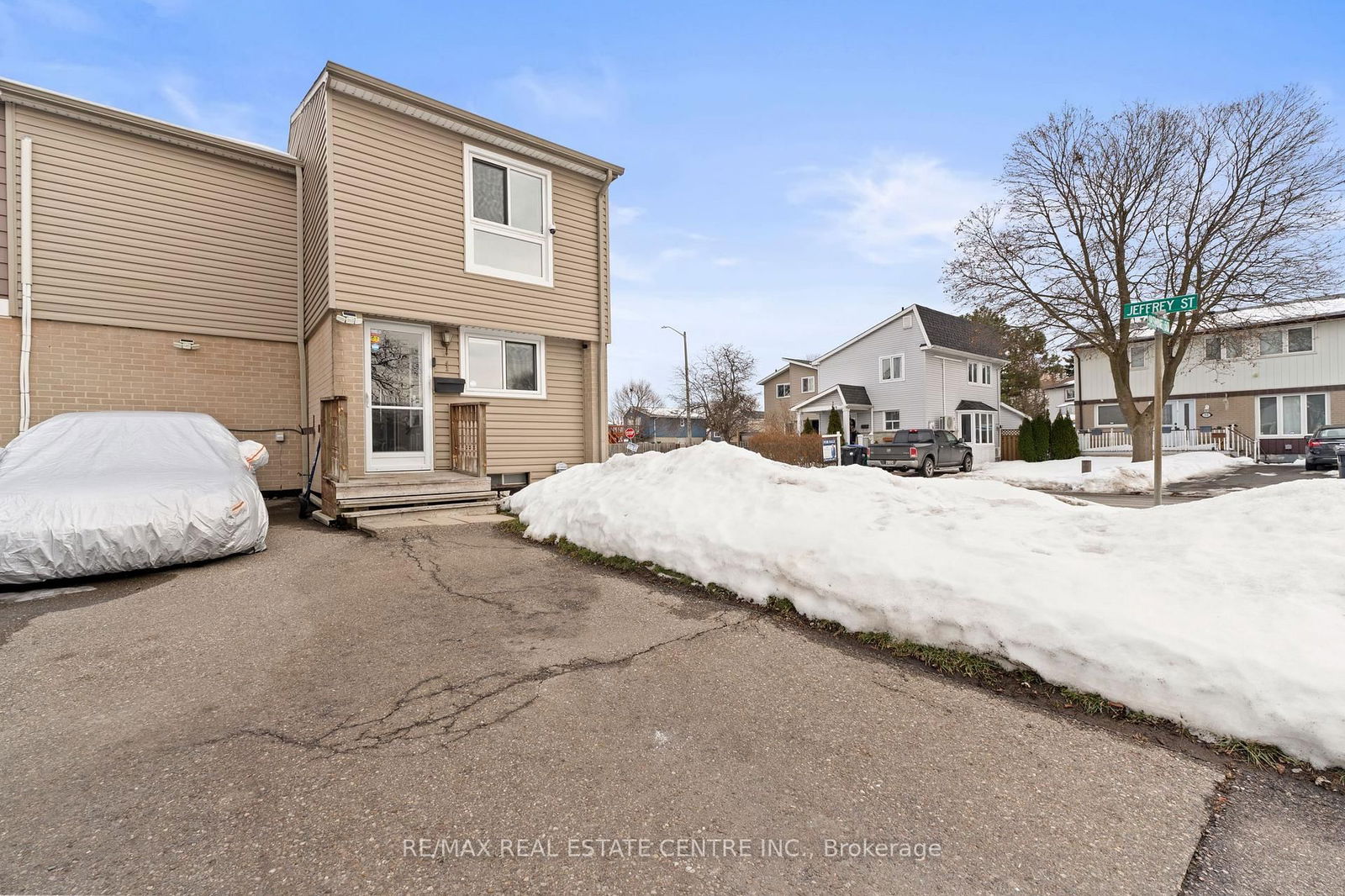 Townhouse sold at 1 Jasmine Square, Brampton, Northgate, L6S 2N1 - MLS: W11991628