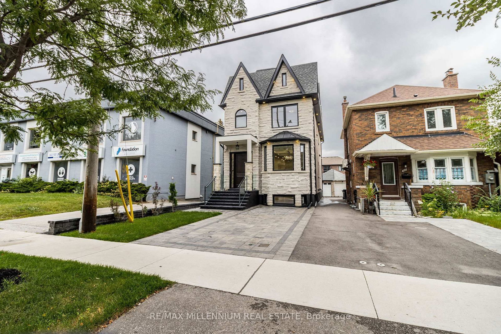 Detached House for sale at 603 Royal York Road, Toronto, Stonegate-Queensway, M8Y 2S8 - MLS: W11991947