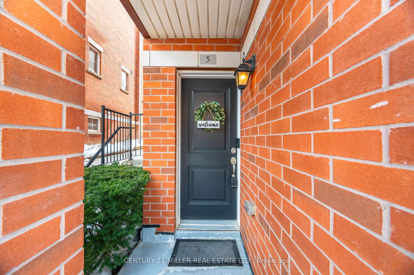 Townhouse sold at 5-39 Hays Boulevard, Oakville, RO River Oaks, L6H 0J1 - MLS: W11992712