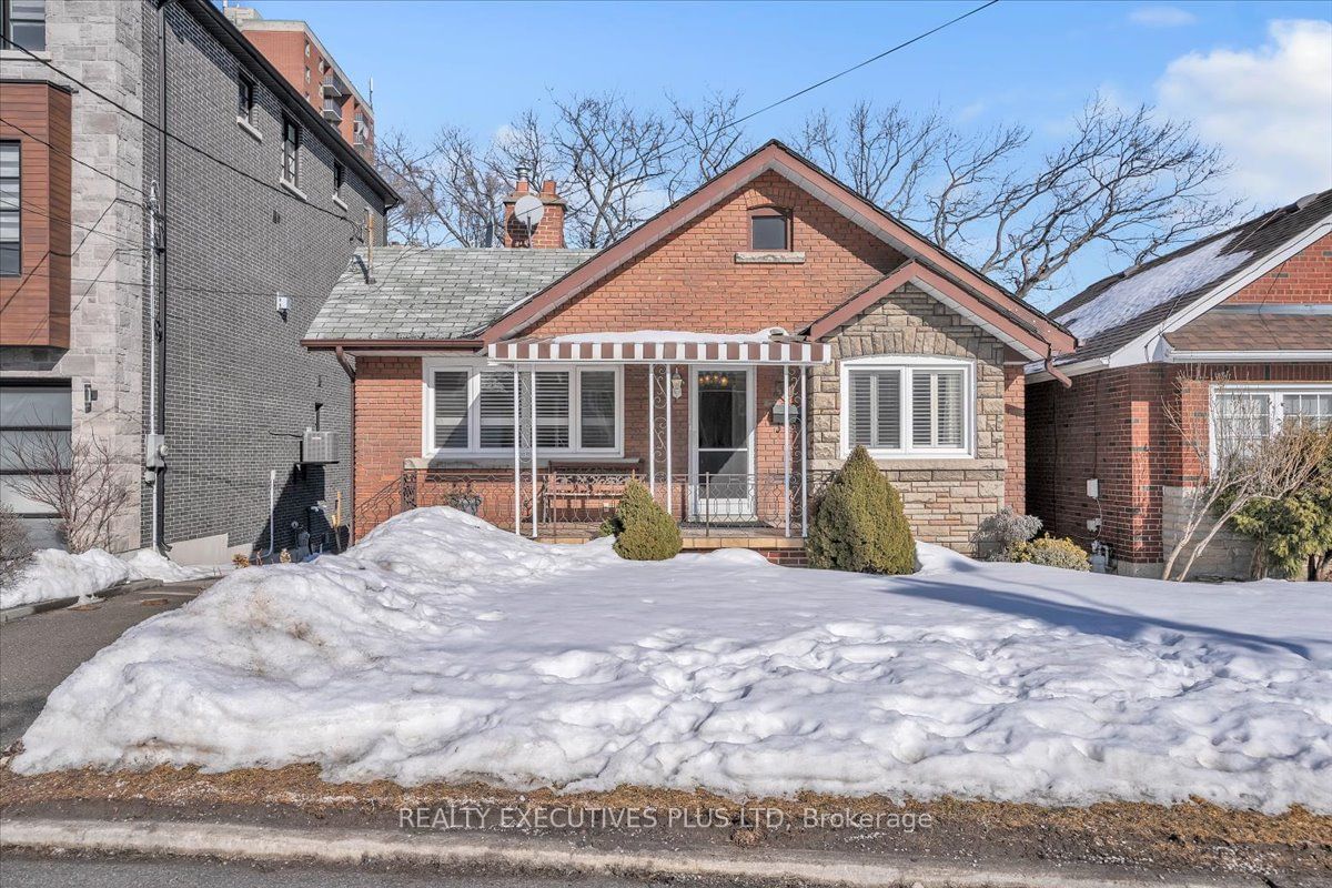 Detached House for sale at 30 Venn Crescent, Toronto, Keelesdale-Eglinton West, M6M 1S4 - MLS: W11992933