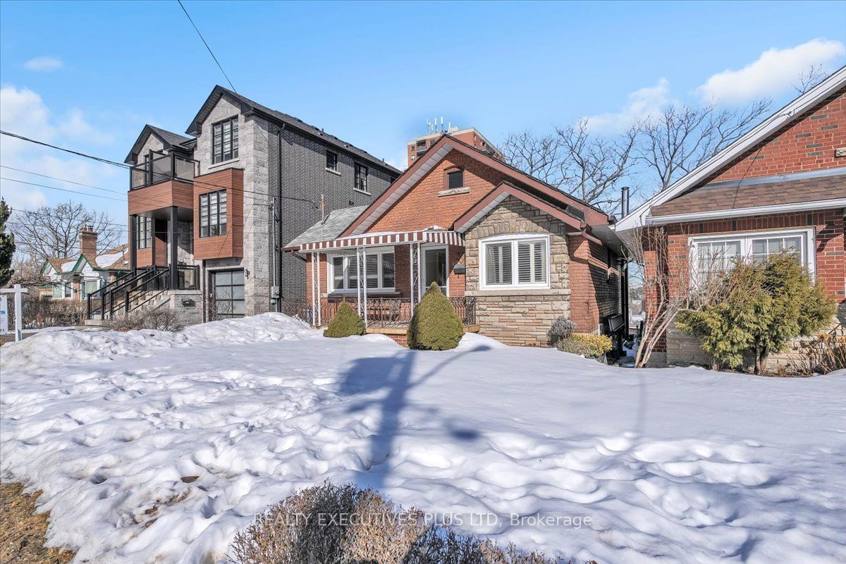 Detached House for sale at 30 Venn Crescent, Toronto, Keelesdale-Eglinton West, M6M 1S4 - MLS: W11992933