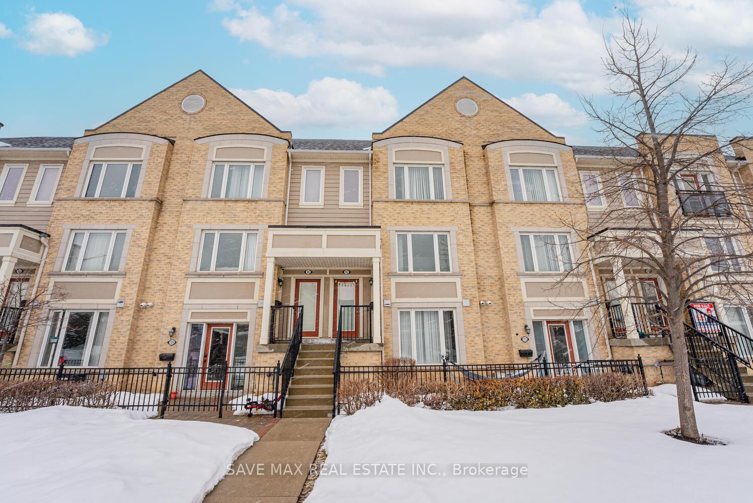 Townhouse for sale at 102-60 Fairwood Circle, Brampton, Sandringham-Wellington, L6R 0Y6 - MLS: W11994073