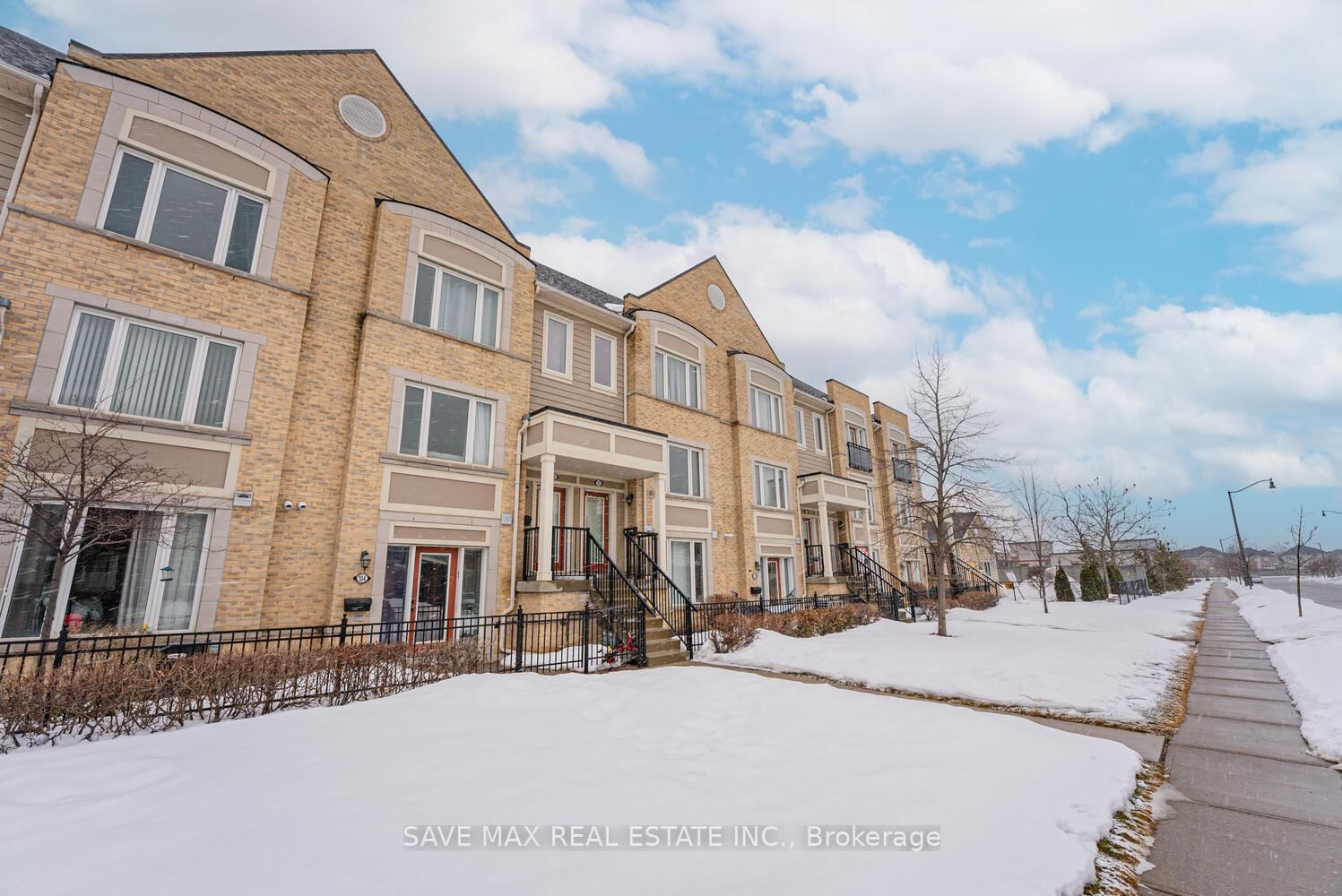 Townhouse for sale at 102-60 Fairwood Circle, Brampton, Sandringham-Wellington, L6R 0Y6 - MLS: W11994073