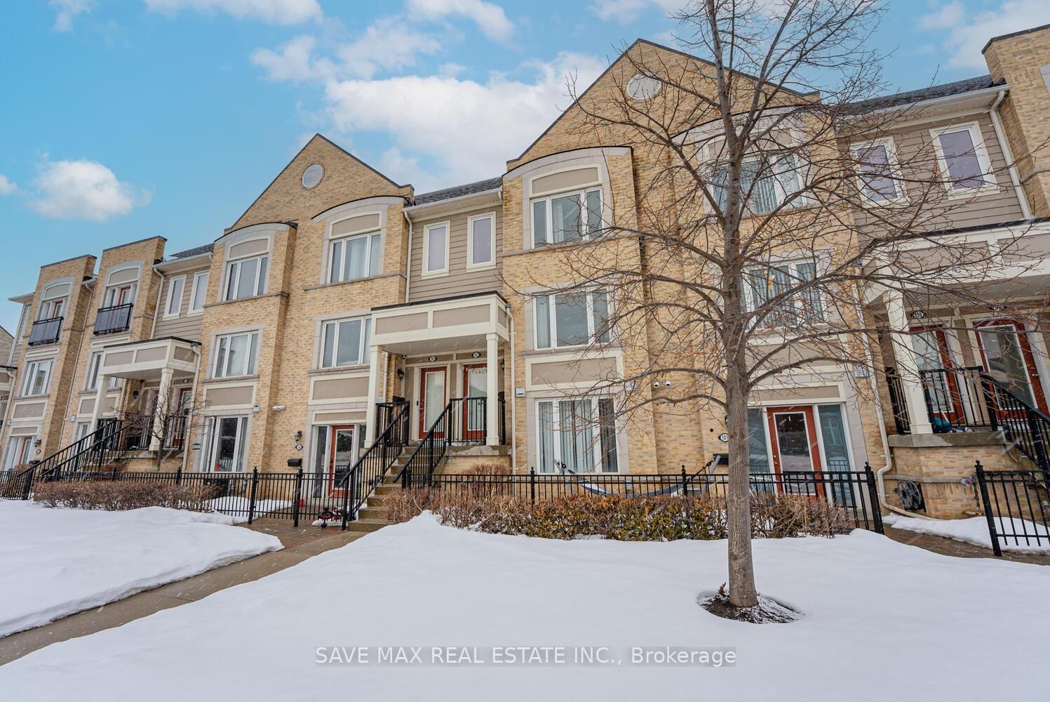 Townhouse for sale at 102-60 Fairwood Circle, Brampton, Sandringham-Wellington, L6R 0Y6 - MLS: W11994073