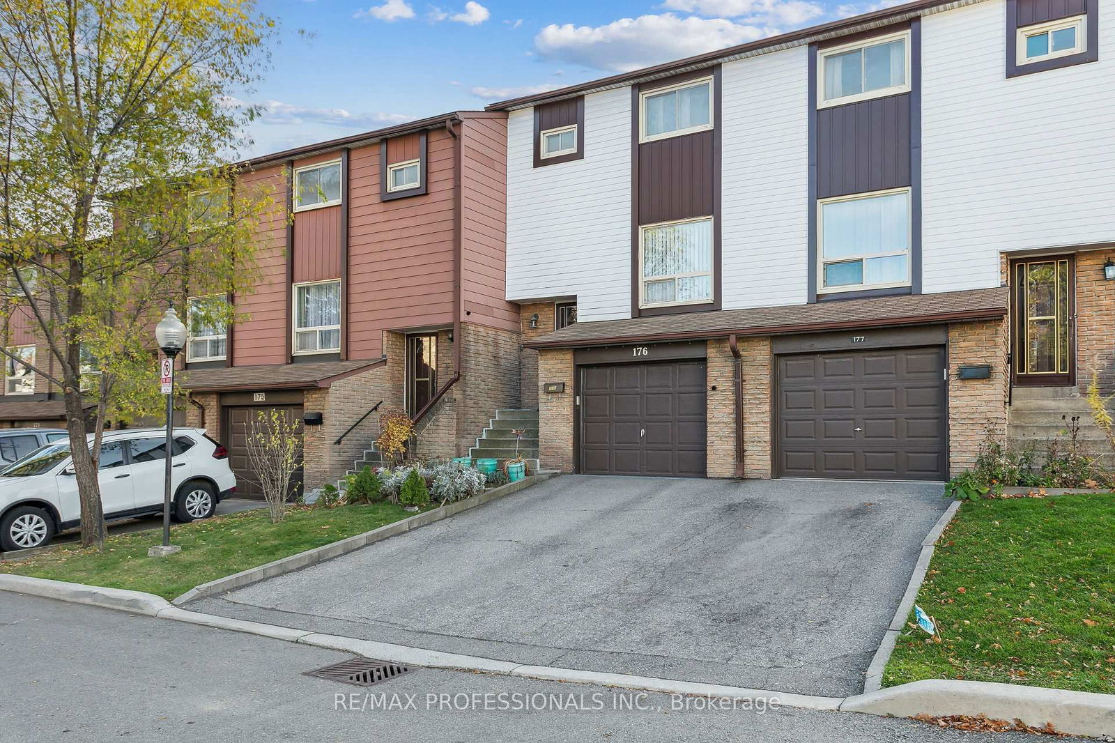 Townhouse for sale at 1221 Dundix Road, Mississauga, Applewood, L4Y 3Y9 - MLS: W11994111