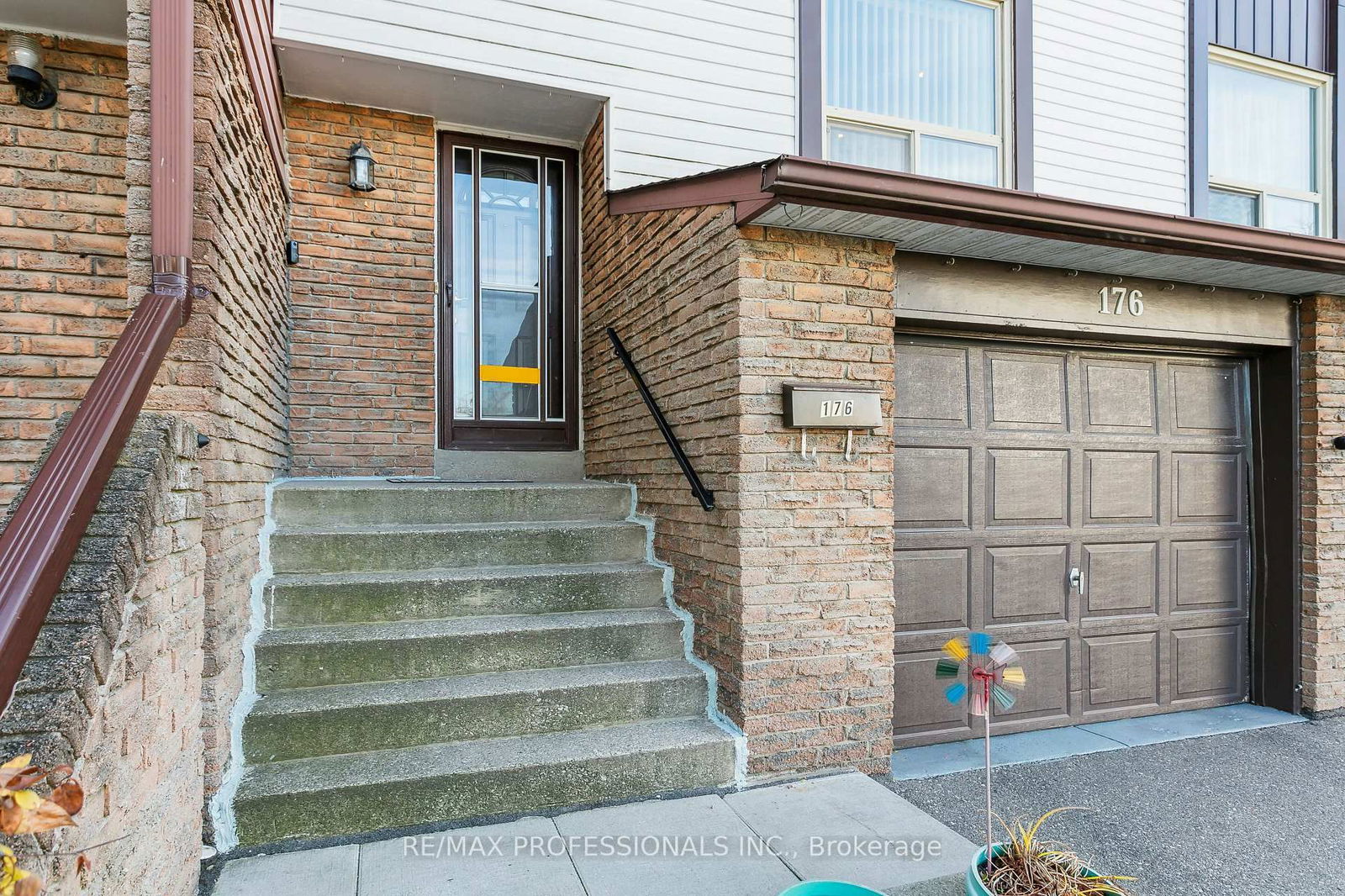 Townhouse sold at 176-1221 Dundix Road, Mississauga, Applewood, L4Y 3Y9 - MLS: W11994111