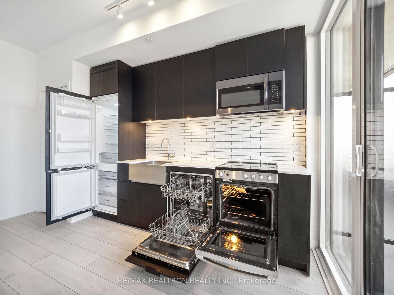 Condo for lease at 320-270 Dufferin Street, Toronto, South Parkdale, M6K 1Z6 - MLS: W11994143