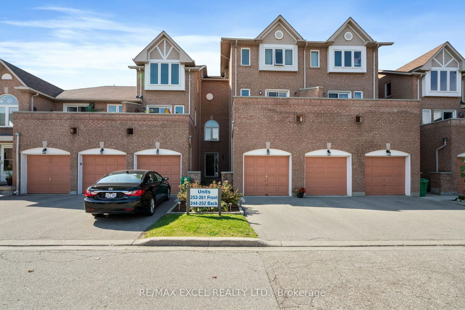 Townhouse for sale at 258-60 Barondale Drive, Mississauga, Hurontario, L4Z 3N8 - MLS: W11994519