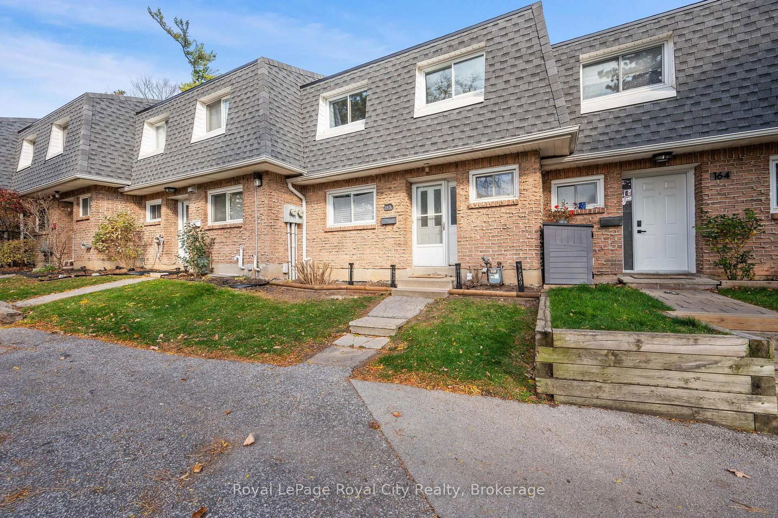 Townhouse for sale at 165-2050 Upper Middle Road, Burlington, Brant Hills, L7P 3R9 - MLS: W11994601